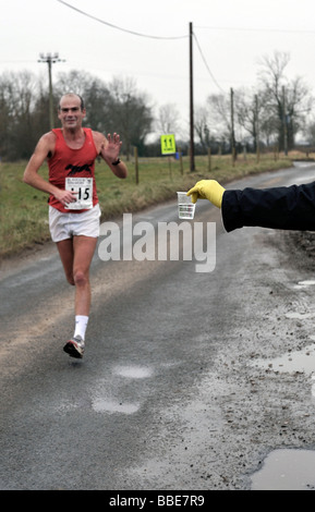 L'uomo circa a prelevare acqua come primo uomo home per Bungay cane nero running club a Grande Oriente correre domenica 15 Feb 2009 Foto Stock