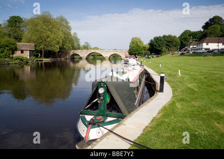 Barche ormeggiate lungo il fiume Tamigi all'Shillingford Bridge Hotel, Oxfordshire, Regno Unito Foto Stock