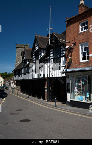 Guildhall e la chiesa della Santa Trinità Much Wenlock Shropshire West Midlands England Regno Unito Foto Stock