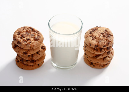 I biscotti al cioccolato e un bicchiere di latte Foto Stock