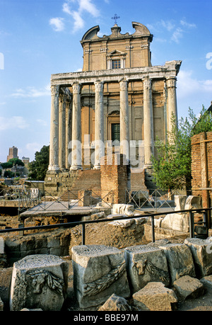 Tempio di Antonino e Faustina con la Chiesa di San Lorenzo in Miranda, Foro Romano, Roma, Lazio, l'Italia, Europa Foto Stock