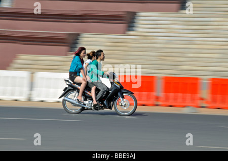 Tre persone Khmer su una moto senza indossare i caschi, Phnom Penh, Cambogia, Asia Foto Stock