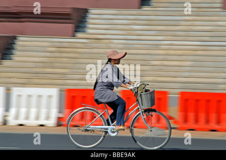 Giovane donna in sella a una moto, Phnom Penh, Cambogia, Asia Foto Stock