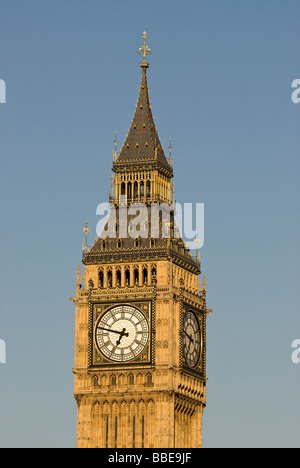 Una vista ravvicinata della sezione superiore dell'iconico simbolo di Londra Big Ben Foto Stock