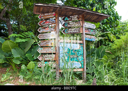 Segno rivolto a vari ristoranti e alberghi sull'Isola di Mahe, Seychelles, Oceano indiano, Africa Foto Stock