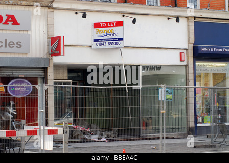 Una chiusura negozio con una di lasciare segno sopra l'entrata al negozio di Margate Kent REGNO UNITO Foto Stock