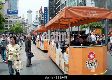 Tram elettrico zona pedonale East Nanjing Road Shanghai in Cina Foto Stock