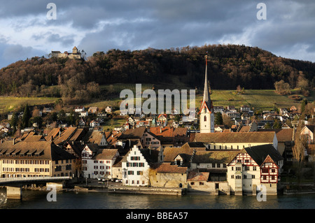 La storica città di Stein am Rhein con il castello Hohenklingen nella luce della sera, Canton Sciaffusa, Svizzera, Europa Foto Stock