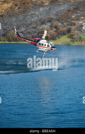 Per combattere il fuoco prende in elicottero su acqua dal serbatoio di Lauro durante Jesusita Fire, Santa Barbara, California, 11 maggio 2009 Foto Stock