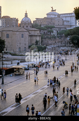 La gente sulla Via dei Fori Imperiali di Roma, Lazio, l'Italia, Europa Foto Stock