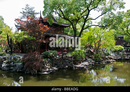 Pavilion nel lago' Yuyuan Gardens Città Vecchia Shanghai in Cina Foto Stock