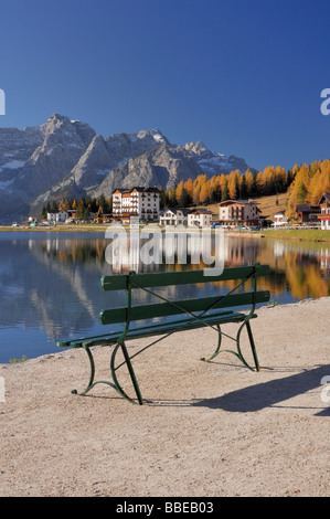 Lago di Misurina, Misurina Village, Dolomiti, Sorapis montagna, Provincia di Belluno, Veneto, Italia Foto Stock