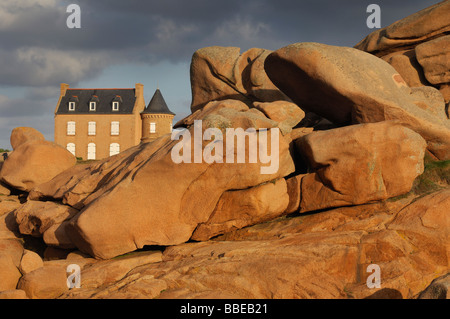 Casa e massi, Côte de Granit Rose, Cotes-d'Armor Bretagna, Francia Foto Stock