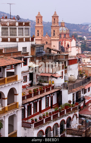 Vista degli edifici e la chiesa di Santa Prisca, Taxco, Guerrero, Messico Foto Stock