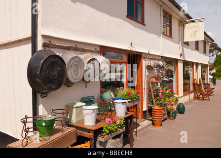 La campagna shop negozio vendita usati elementi di giardinaggio ecc. nel villaggio di Peasenhall,Suffolk, Regno Unito Foto Stock