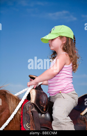 Ragazza a cavallo in Black Hills, Custer State Park, il Dakota del Sud, STATI UNITI D'AMERICA Foto Stock