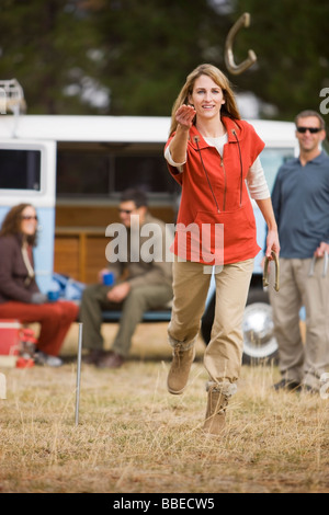 Donna Tossing cavalcate mentre su un viaggio di campeggio, piegare, Oregon, Stati Uniti d'America Foto Stock