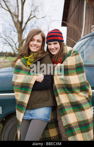 Due ragazze adolescenti avvolto in una coperta in una fattoria a Hillsboro, Oregon, Stati Uniti d'America Foto Stock