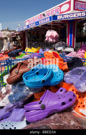Regno Unito Inghilterra Norfolk Hemsby Beach Road di mercato di vendita di stallo in plastica poco costosa scarpe da spiaggia Foto Stock