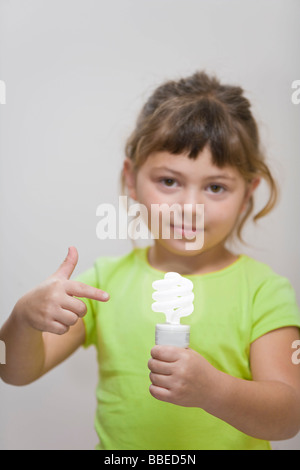 Piccola Ragazza con lampadina a basso consumo Foto Stock