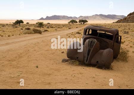 Vecchia auto abbandonate sul lato della strada sterrata, Aus, Karas Regione, Namibia Foto Stock
