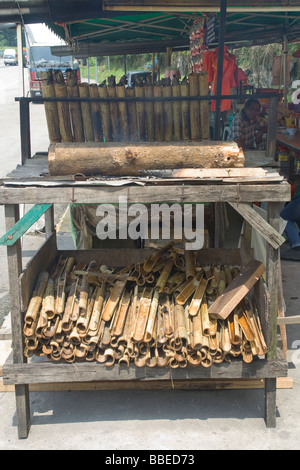 Preparazione lemang, il malese hawker delicatezza del riso cotto in bambù Foto Stock