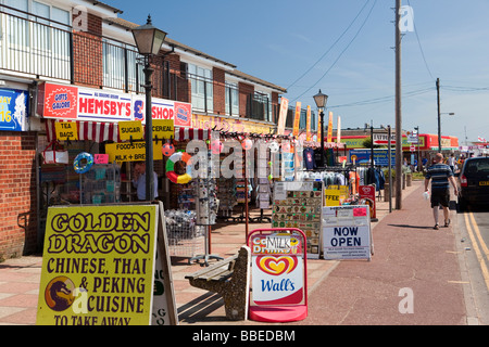 Regno Unito Inghilterra Norfolk Hemsby Beach Road delle bancarelle che vendono souvenir più economici Foto Stock