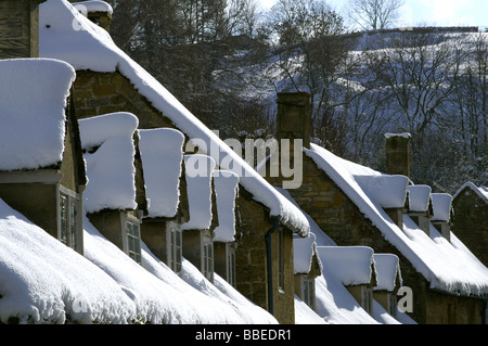 Spesso strato di neve sulle case nel villaggio di Snowshill. Cotswolds durante forti inverno in 2009. Worcestershire Foto Stock