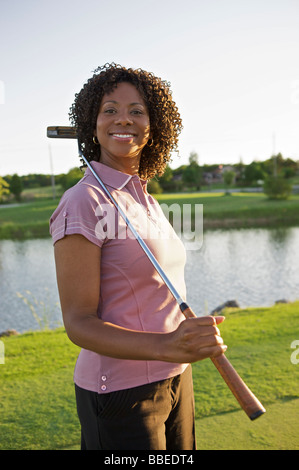 Donna giocando a golf, Burlington, Ontario, Canada Foto Stock