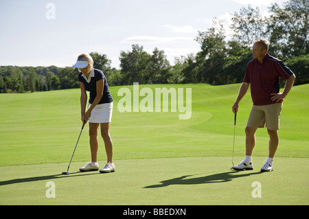 Giovane giocando a golf, Burlington, Ontario, Canada Foto Stock