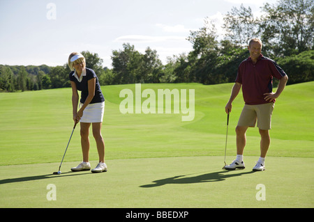 Giovane giocando a golf, Burlington, Ontario, Canada Foto Stock