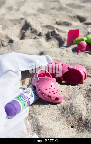 Scarpe, protezione solare e asciugamano sulla spiaggia, Fort Lauderdale, Florida, Stati Uniti d'America Foto Stock