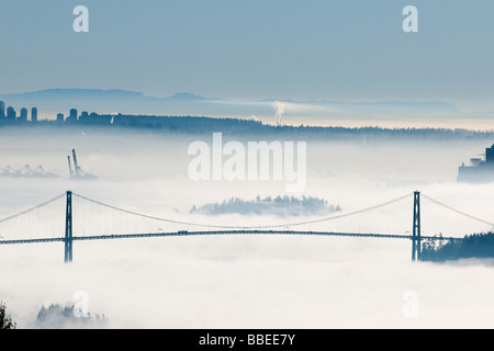 Lion's Gate Bridge nella nebbia, Vancouver, British Columbia, Canada Foto Stock