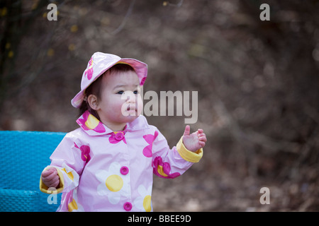 Bambina nel Parco indossando un impermeabile e Hat, Bethesda, Maryland, Stati Uniti d'America Foto Stock