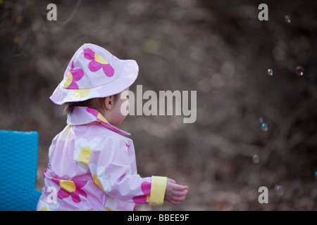 Bambina nel parco a caccia di bolle, Bethesda, Maryland, Stati Uniti d'America Foto Stock