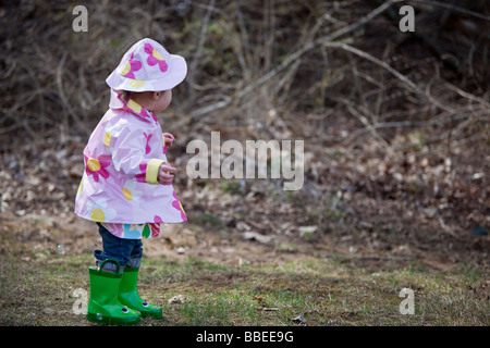 Bambina nel Parco indossando un impermeabile, cappello e stivali, Bethesda, Maryland, Stati Uniti d'America Foto Stock