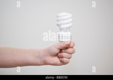 Per bambini mano Azienda efficiente dal punto di vista energetico la lampadina Foto Stock