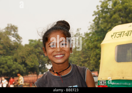 Giovane donna indiana, all'ingresso del Taj Mahal, Agra, Rajasthan, India settentrionale, Asia Foto Stock