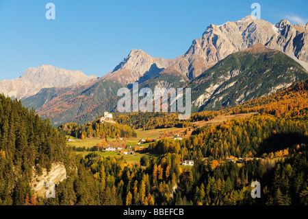 La foresta e la montagna, il Piz Lischana, Scuol, Svizzera Foto Stock