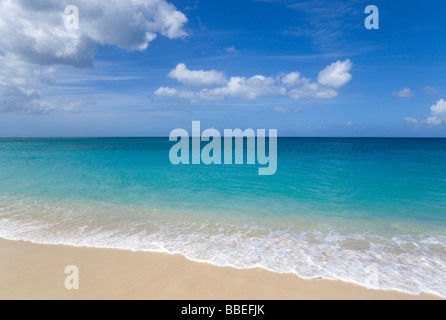 WEST INDIES Caraibi Grenadine Grenada St George di onde che si infrangono sulla riva a Grand Anse Beach con il mare turchese al di là. Foto Stock