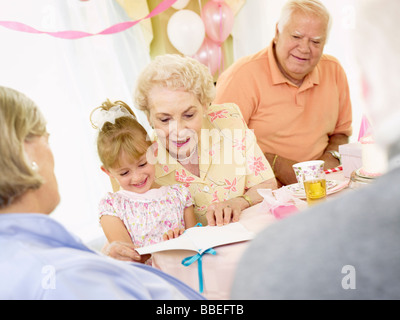 Nonna con nipote alla festa di compleanno Foto Stock