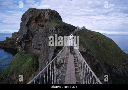 Irlanda del Nord nella contea di Antrim Ballintoy Carrick a Rede ponte di corde Foto Stock