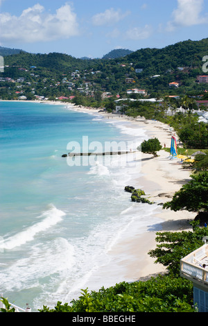 WEST INDIES Caraibi Grenada St George onde del mare aquamarine sulla rottura di due miglia di sabbia bianca di Grand Anse Beach Foto Stock