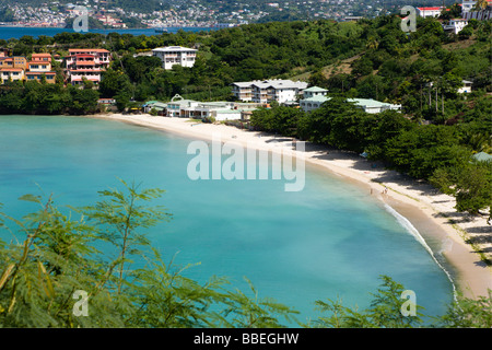 WEST INDIES Caraibi Grenadine Grenada St George acquamarina Mare e alberata la sabbia bianca della spiaggia di BBC in Morne Rouge Bay Foto Stock