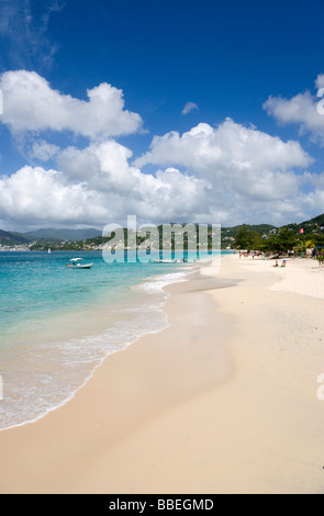 WEST INDIES Grenada St George onde del mare aquamarine spezzare in due miglia di Grand Anse Beach con la gente sulla spiaggia Foto Stock