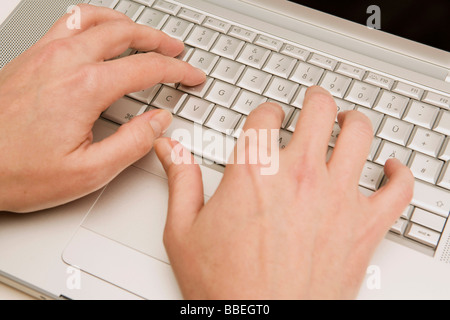 Uomo con le mani in mano utilizzando il computer portatile Foto Stock