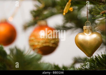 Close-up di Ornamenti natale su albero di Natale Foto Stock