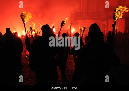 Portatori di torcia processo in giù la strada principale di Lewes durante il 5 novembre notte dei falò celebrazioni Foto Stock