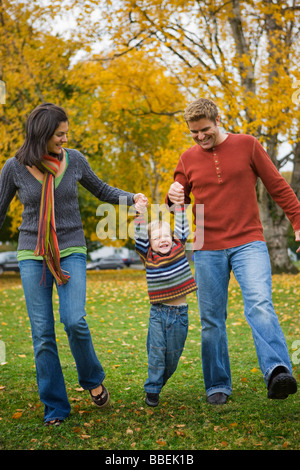 Famiglia giocare nel parco in autunno, Portland, Oregon, Stati Uniti d'America Foto Stock