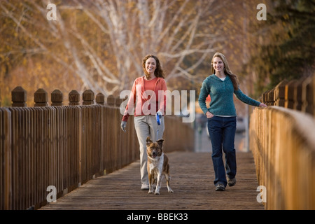 Le donne che prendono il cane per una passeggiata, piegare, Oregon, Stati Uniti d'America Foto Stock